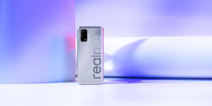 银色与大LOGO的碰撞 realme这款新机看着就很酷